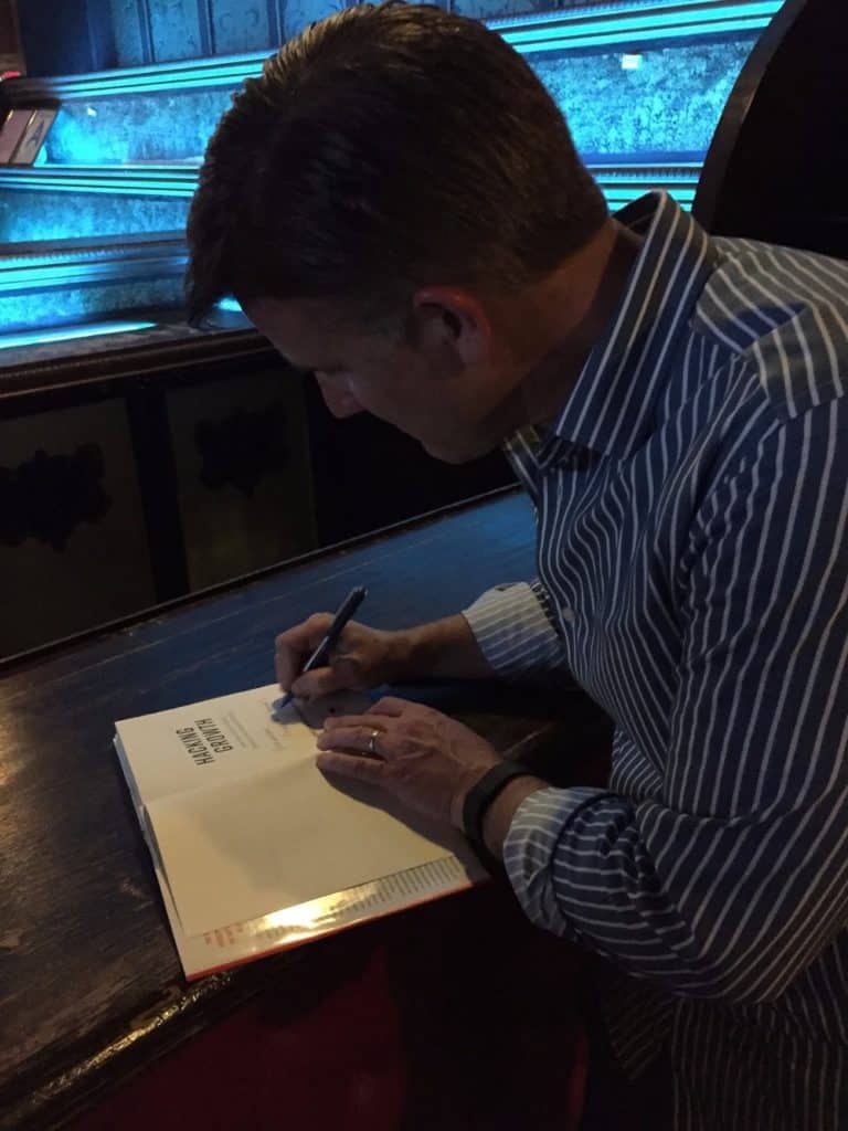 Sean Ellis dedikálja könyvét Papp Gábornak